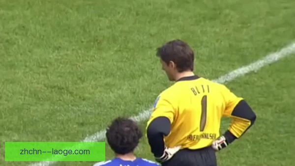 某门将关键球处理，出击时机判断决定成败